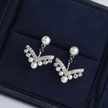  925 Стерлинговое серебро V-образные жемчужные серьги Женская вечеринка Модный бренд Изысканные ювелирные изделия